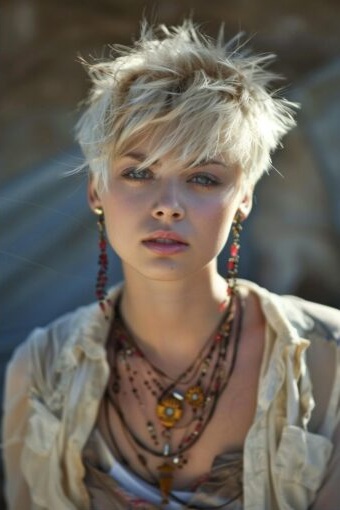 24. Creative Low Maintenance Messy Spiky Short Hairstyle
